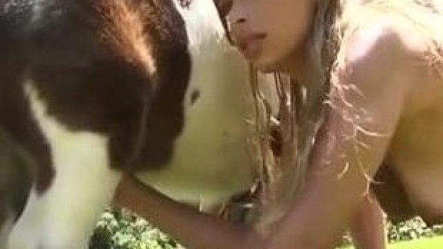 Порно с пони, девушек трахает миниатюрный конь